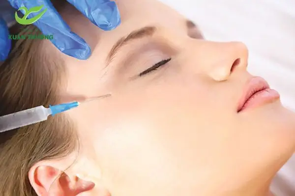 tiem botox xoa nhan duoi mat 2 Chuyên gia thẩm mỹ đang thực hiện tiêm botox vùng đuôi mắt