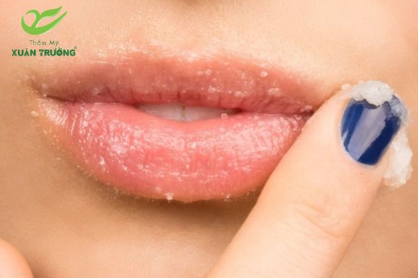 Tẩy tế bào chết nhẹ giúp hỗ trợ cách trị môi thâm bẩm sinh tại nhà