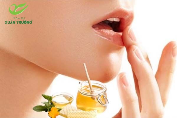 Mặt nạ thiên nhiên từ chanh và mật ong làm sáng môi an toàn