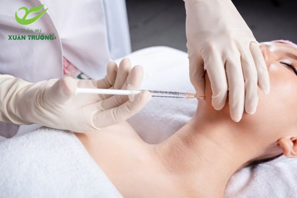 Bác sĩ đang thực hiện tiêm tan mỡ vùng cằm cho khách