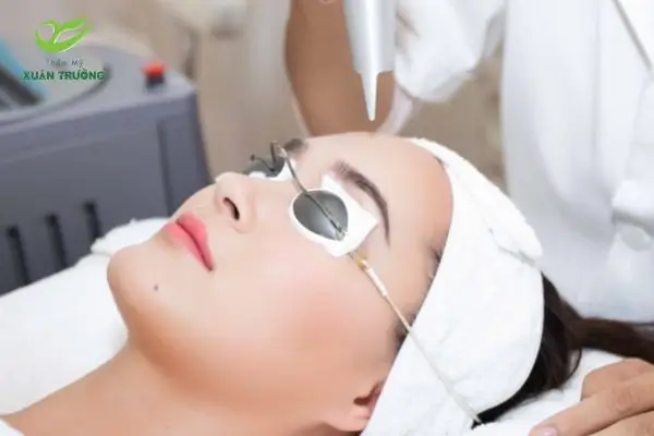 Khách hàng trải nghiệm trẻ hóa trán không phẫu thuật với công nghệ hiện đại