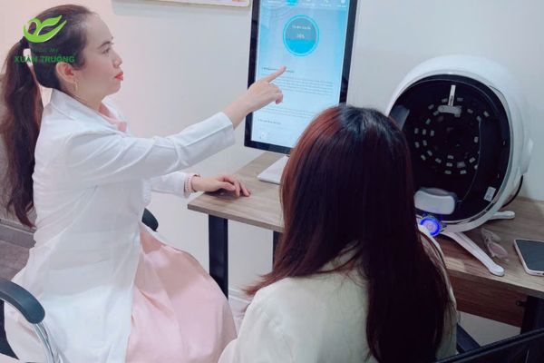 Bác sĩ tư vấn trước khi khách hàng thực hiện liệu trình laser