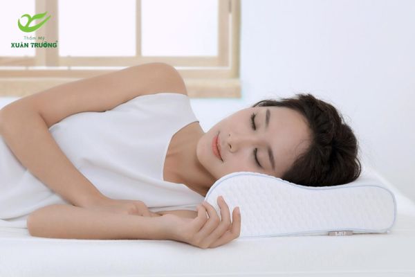 cach giam sung nhanh sau cay mo mat 1 Giữ đầu cao khi ngủ giúp giảm sưng và hồi phục nhanh hơn