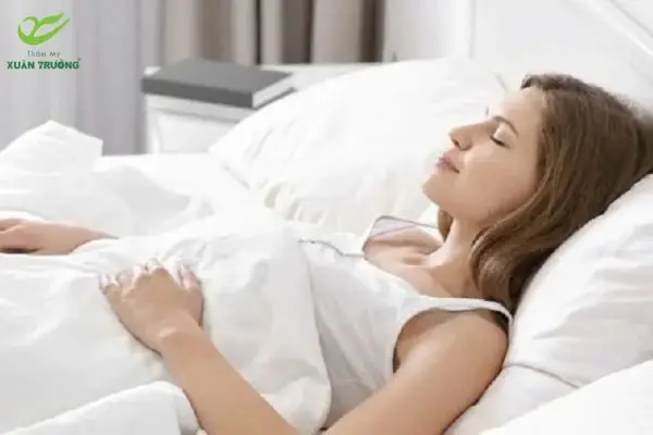 Tư thế nằm ngửa đúng cách sau tiêm botox gọn hàm