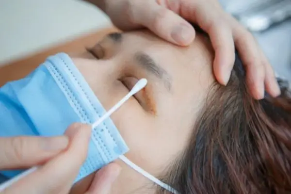 Vệ sinh quanh đường khâu đúng chuẩn giúp cắt mí hiệu quả hơn