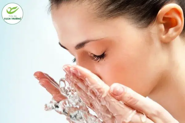 Vệ sinh nhẹ nhàng, tránh chà xát vùng mí sau nhấn